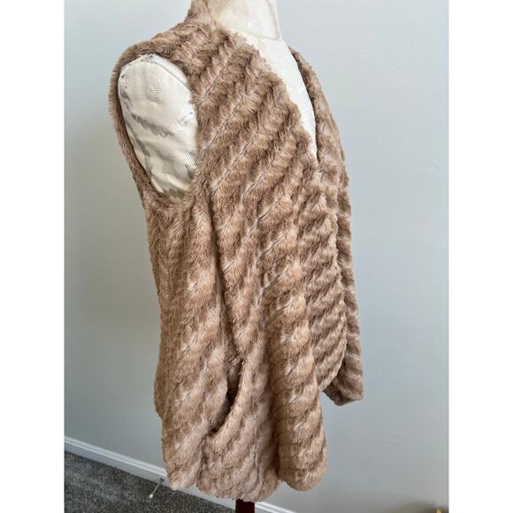G by Giuliana Faux Fur Vest High Low Drape with Pockets Small - Picture 9 of 9